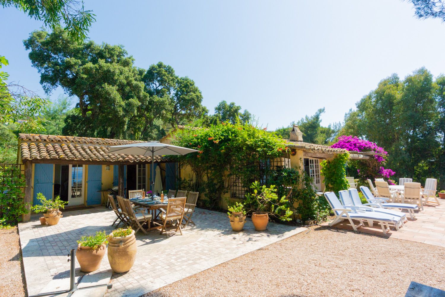 Villa Palmier Valensole Provence: 5-Bedroom Waterfront Villa with Spa and Sea Access in Proven