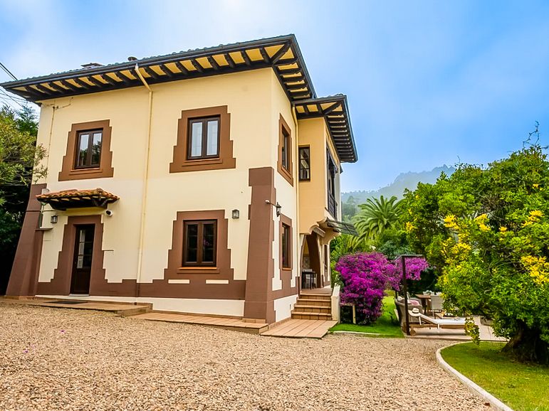 Villa Resplandor Espasa Caravia: 5-Bedroom Villa with Hot Tub, Sauna & Mountain Views in Cara