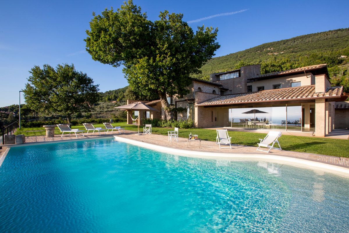 Villa Serafino Eremo Assisi: 4-Bedroom Hilltop Villa with Hot Tub and Panoramic Views in