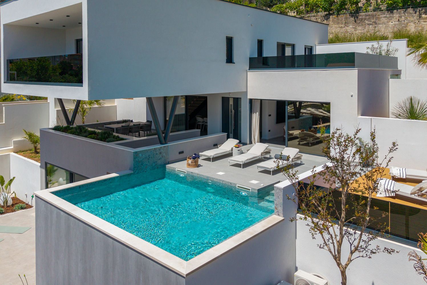 Villa Sjaj Dugi Rat Omiš: 4-Bedroom Villa with Heated Pool, Sauna & Sea Views in Duće,