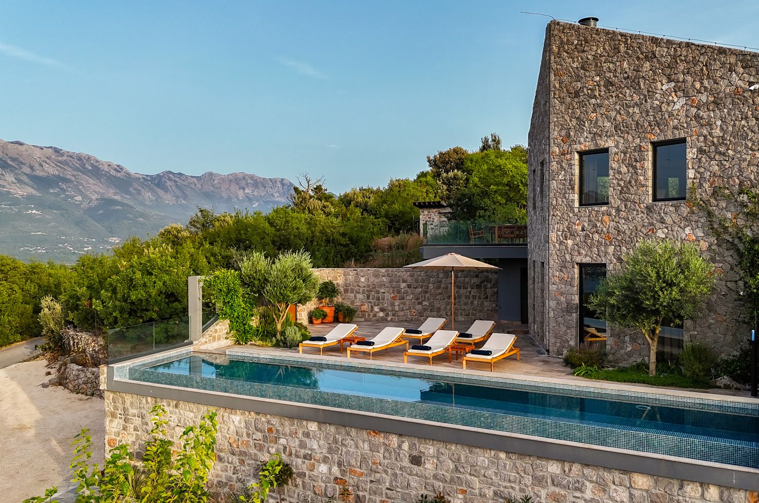 Villa Sjaj Krasici Đuraševići: 5-Bedroom Adriatic Views, Heated Pool & Spa – Montenegro’s L