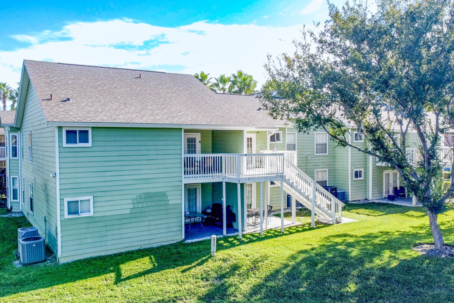 Villa Sunstone Island Club Orlando

Wait, let me reconsider – “Sunstone” is English but since this is in the USA, English is the local language.

Villa Goldenray Island Club Orlando

Hmm: 3-Bedroom Lakeside Luxury Apartment Rental in Four Corners N