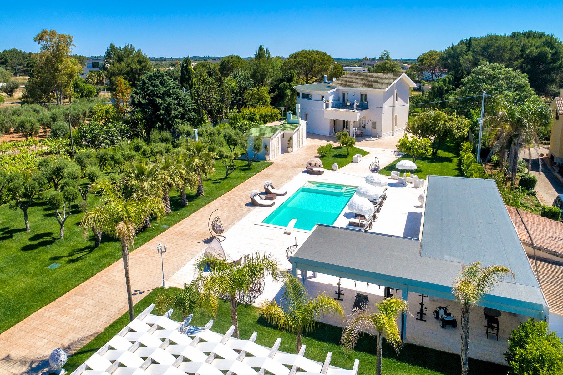 Villa Ulivo Latiano Oria: 5-Bedroom Villa with Heated Pool and Hot Tub in Oria, Puglia