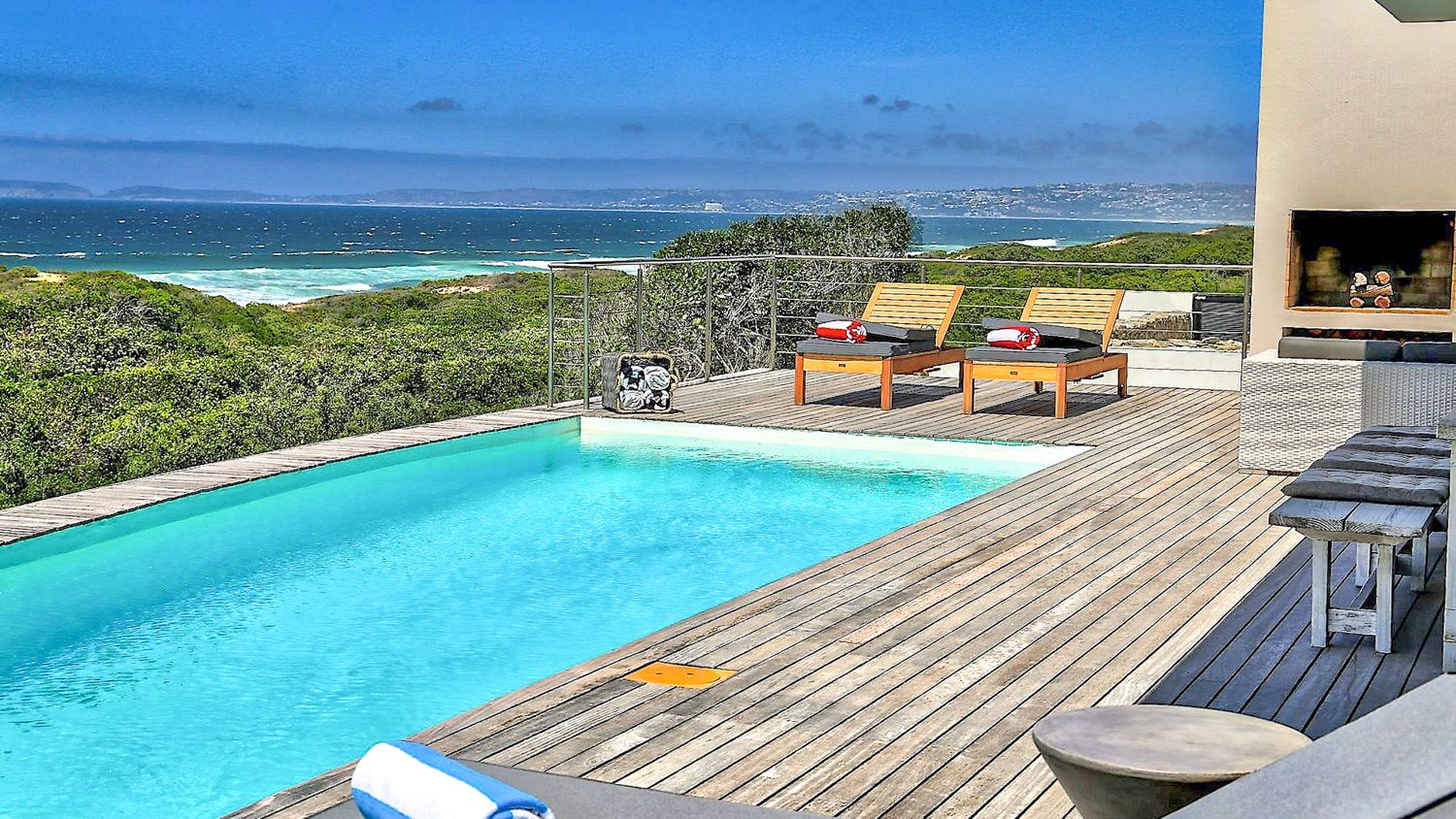 Villa Walvis Hermanus Overstrand: 5-Bedroom Beachfront Villa with Private Beach Access in Keur