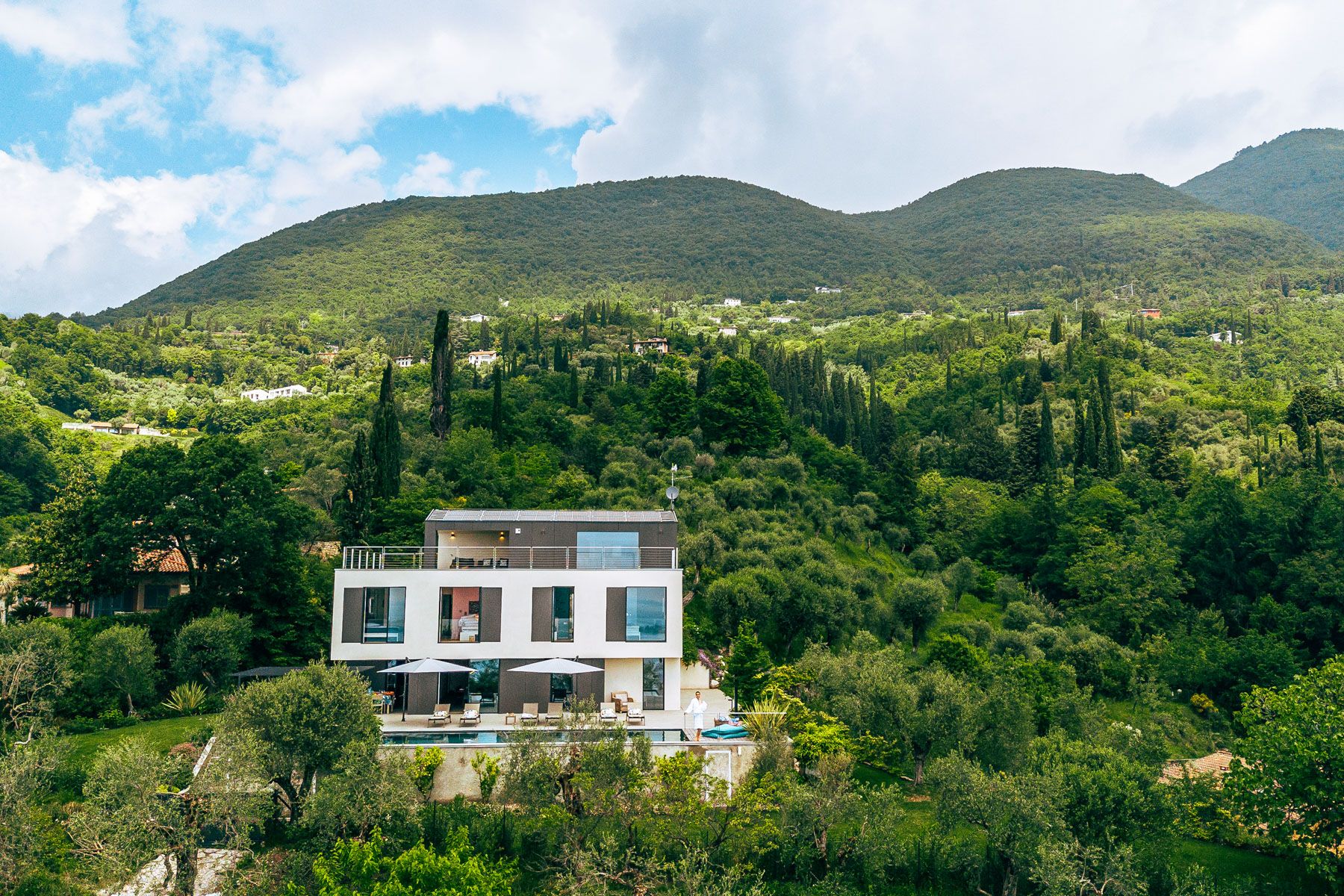 Villa Zaffiro Fasano Brescia: 4-Bedroom Villa with Panoramic Lake Views, Pool & Spa in Lak