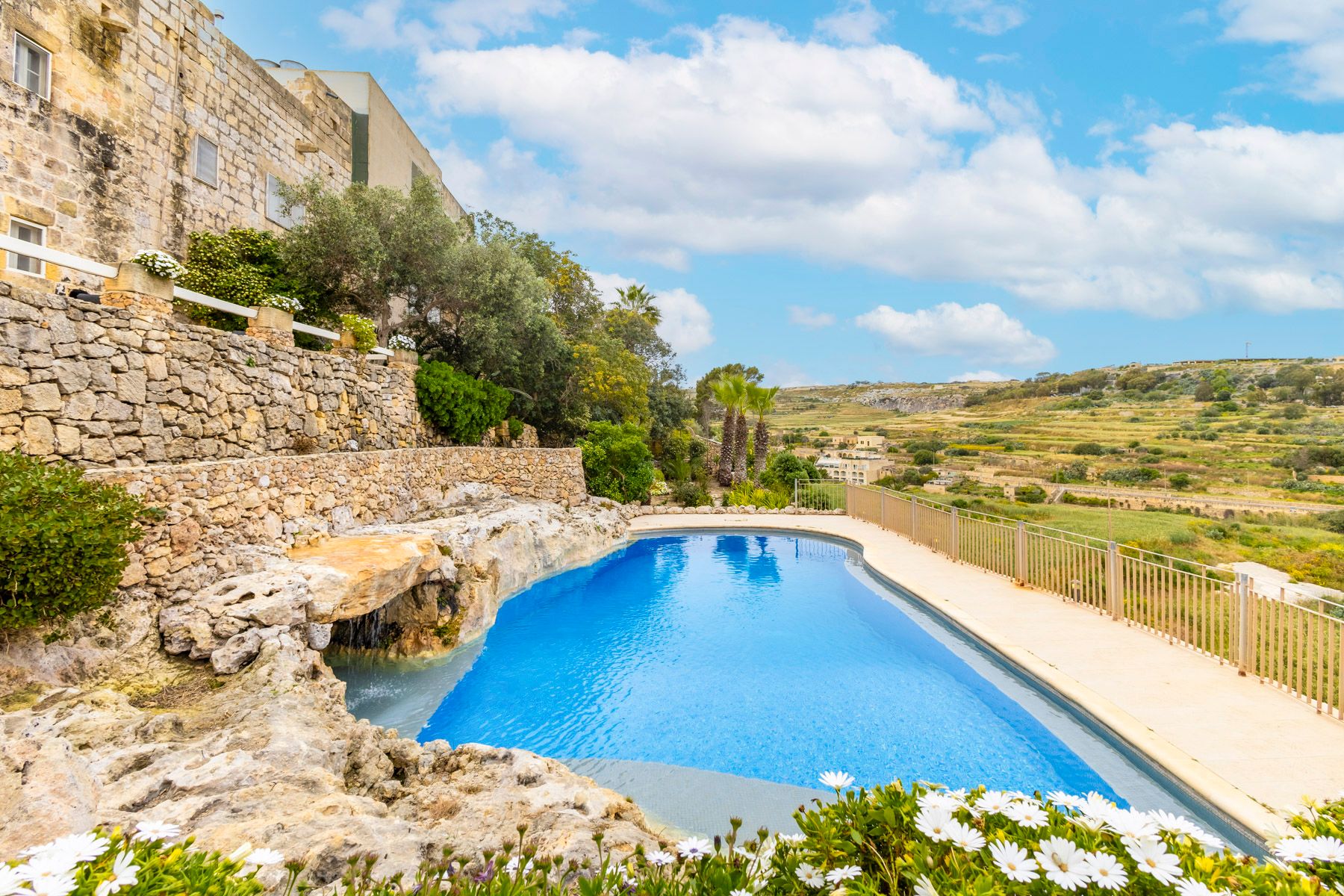 Villa Żaffran Xlendi Fontana: 4-Bedroom Cliffside Villa with Private Pool and Spa in Fonta