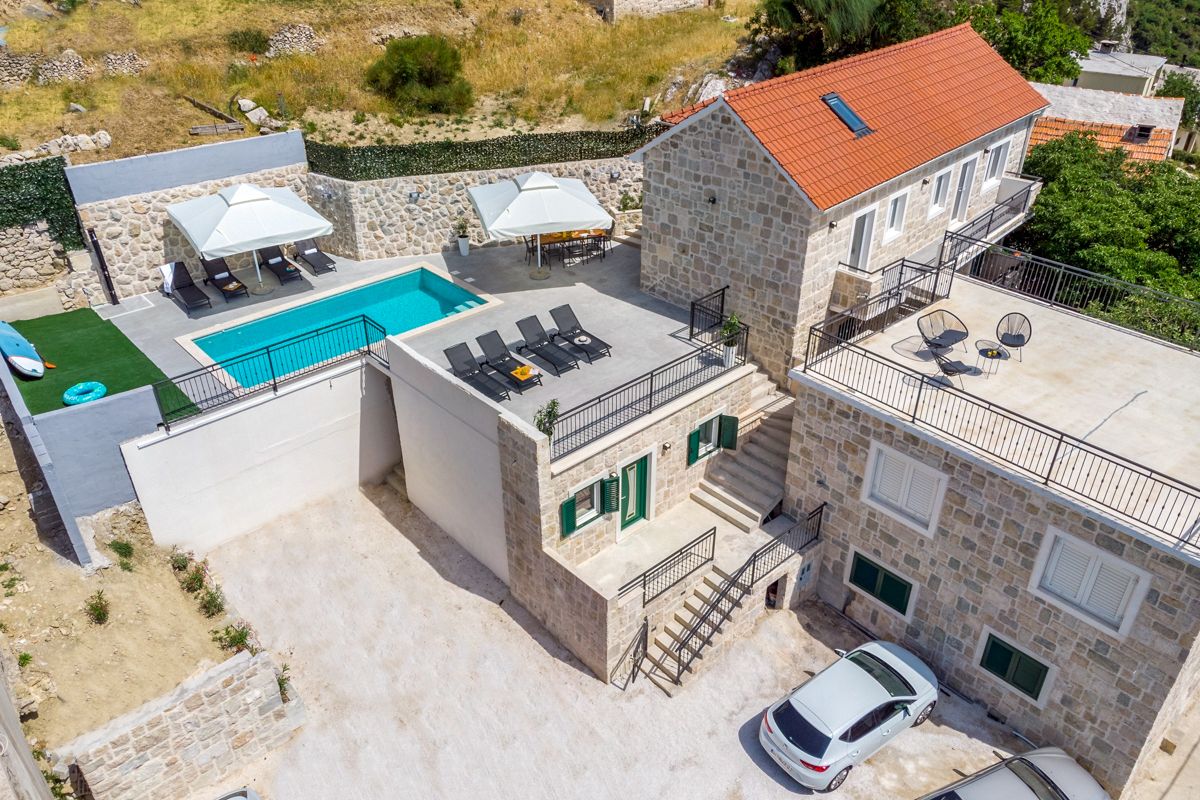 Villa Zlatna Priko Omiš: 3-Bedroom Villa with Heated Pool and Mountain Views in Omis,