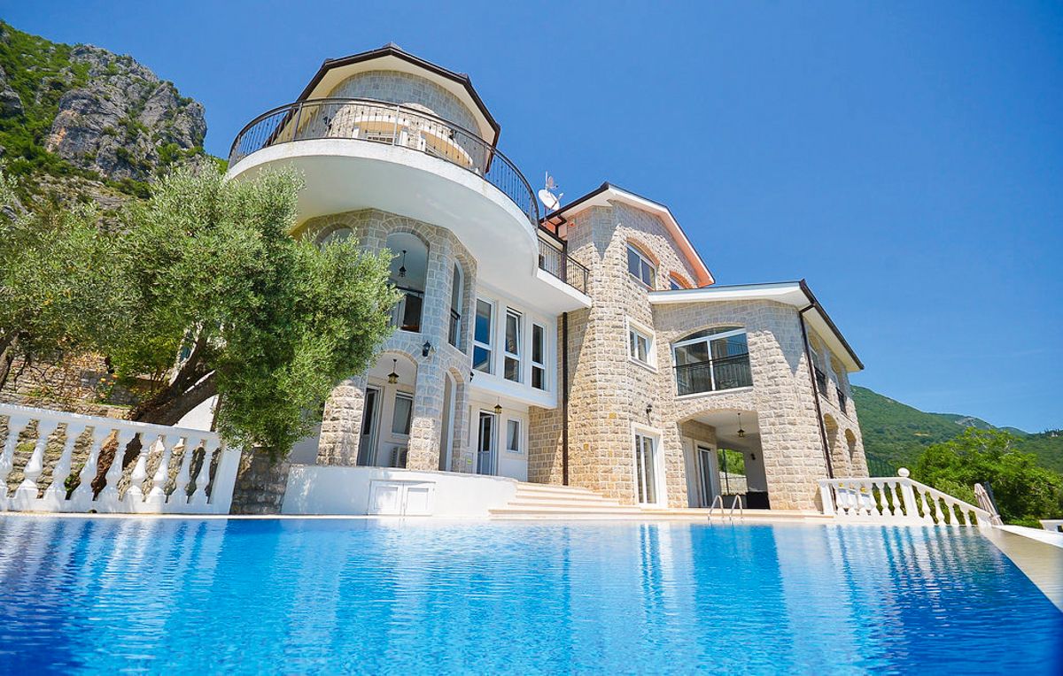 Villa Zlatna Sveti Stefan Montenegro: 6-Bedroom Beachfront Villa with Hot Tub and Sea Views in Mon
