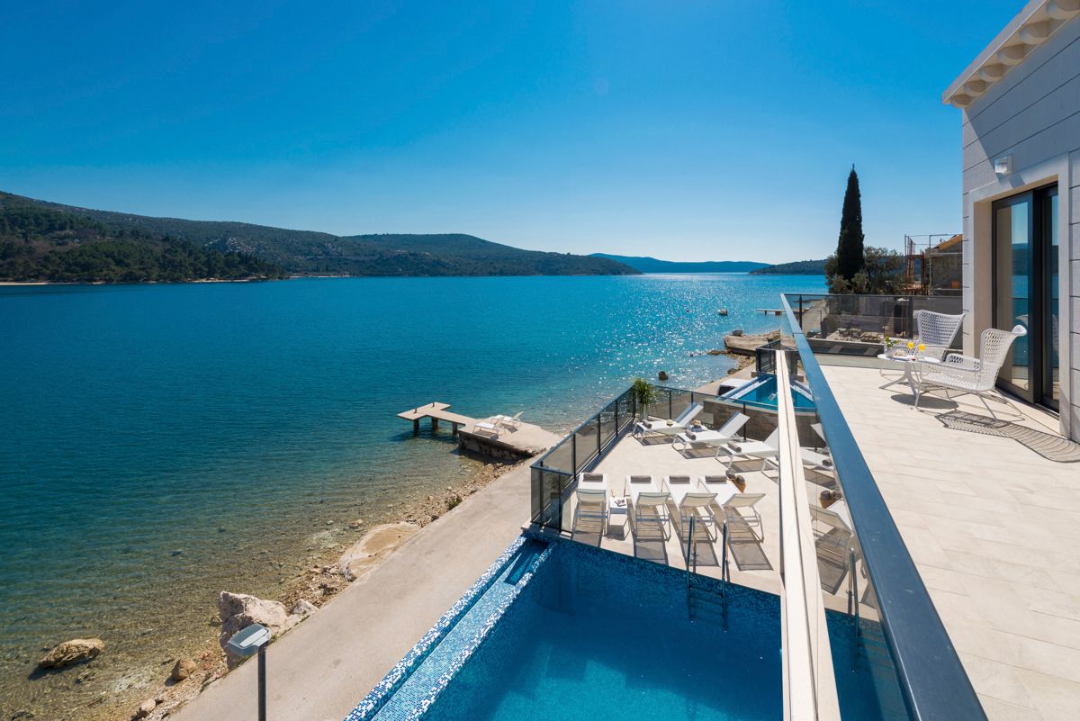 Villa Zlatni Banja Slano: 4-Bedroom Waterfront Villa with Spa Near Dubrovnik in Slano,