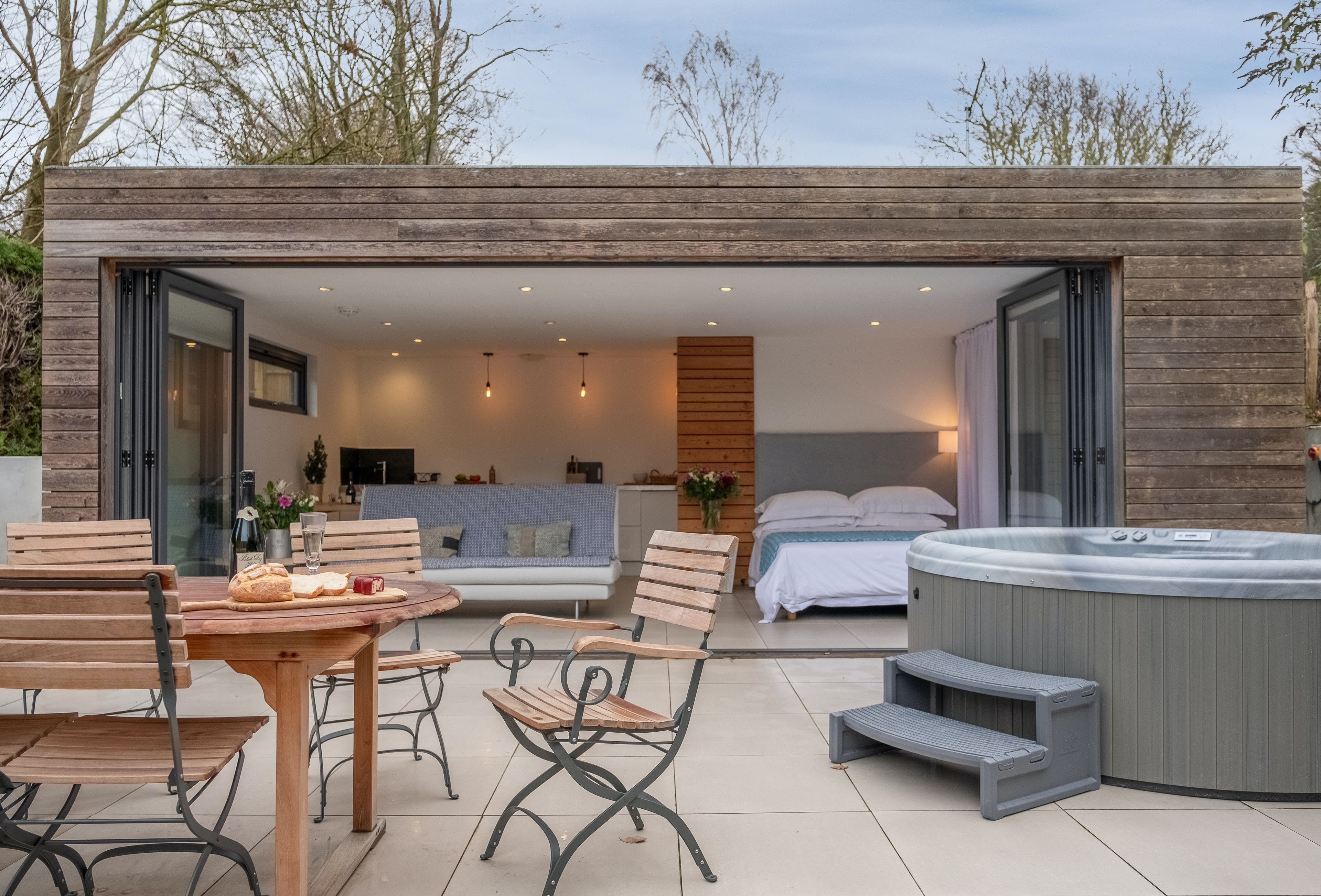 Apartment Helm Frailty Brighton: Charming 1-Bedroom Apartment with Hot Tub and Seaview, Brighton