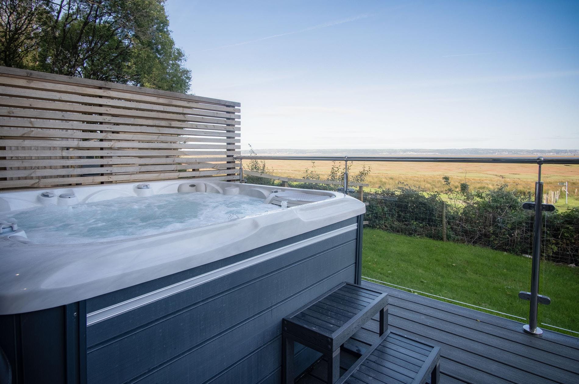 Apartment Helm Fraith Swansea: Luxury 1-Bedroom Apartment with Hot Tub and Sea Views, Swansea
