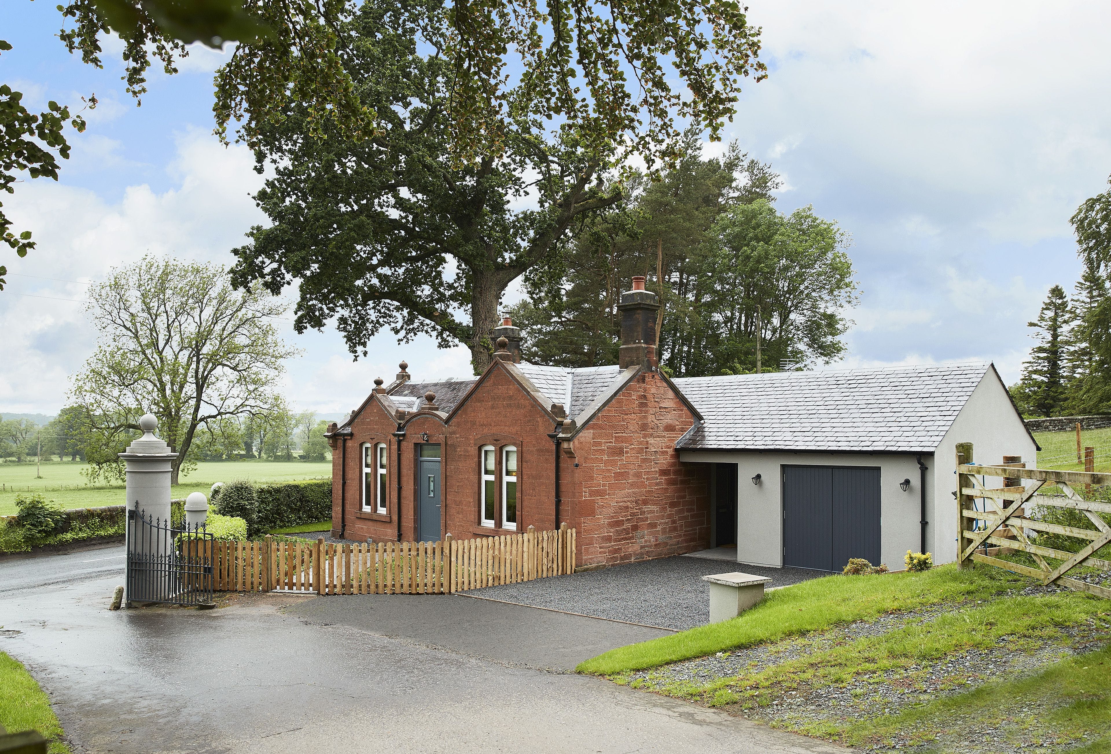 Apartment Helm Fraoch Caerlaverock Dumfries: Chateau Apartment with Private Parking and Countryside Views, Dumfries and Galloway