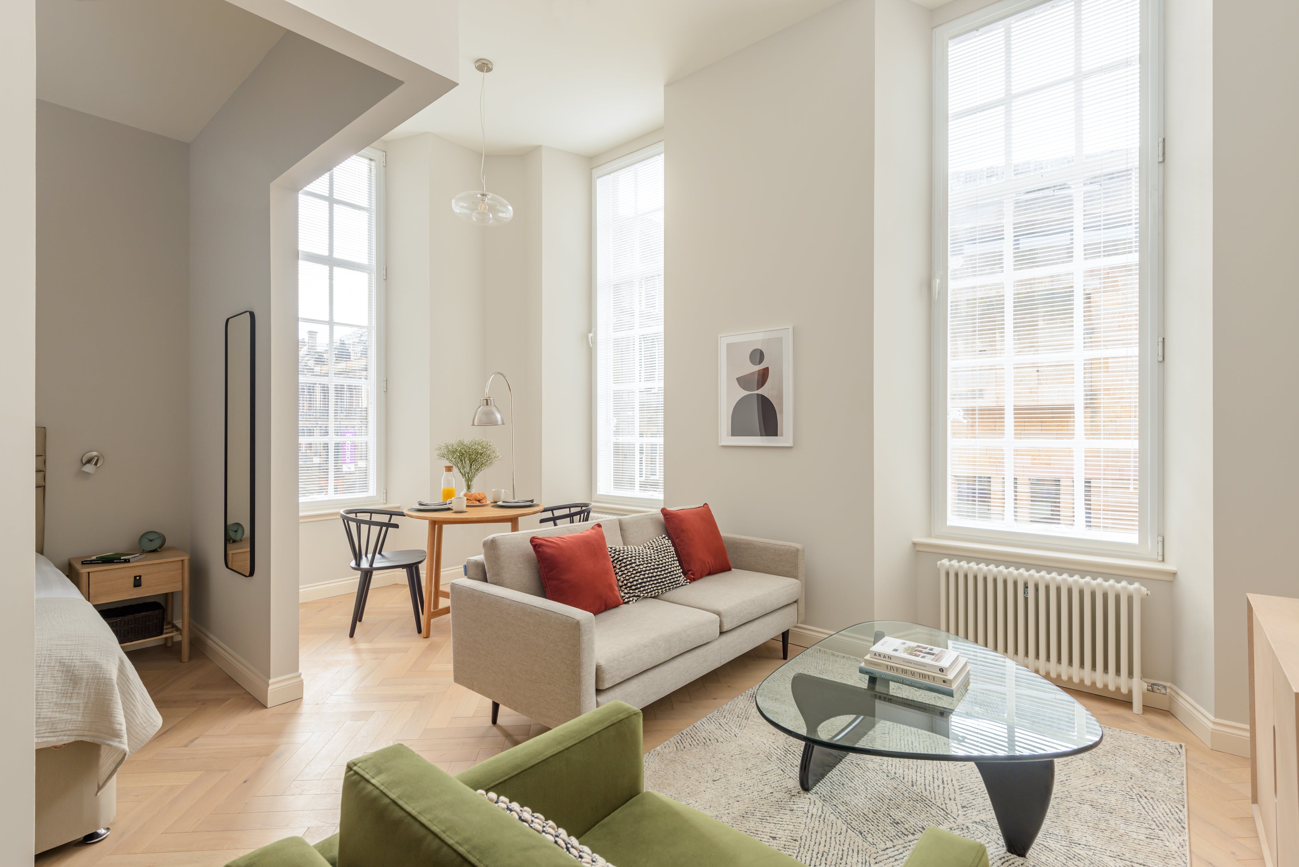 Apartment Helm Fraoch Canongate Edinburgh 50480: Luxury 1-Bedroom Apartment with Spa and Private Parking in Edinburgh Old Town
