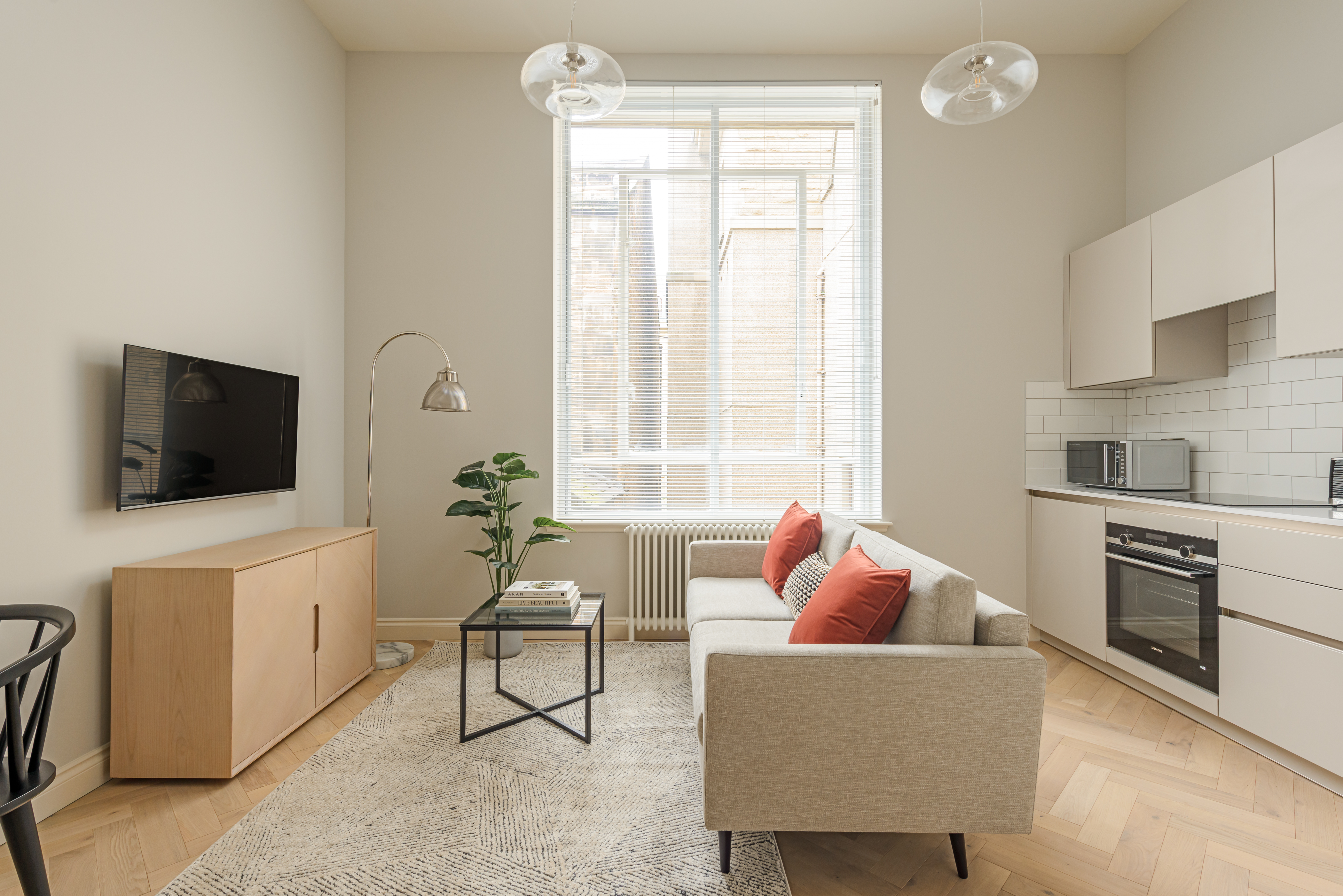 Apartment Helm Fraoch Castlehill Edinburgh: Luxury 1-Bedroom Apartment with Spa and Private Parking, Edinburgh Old Town