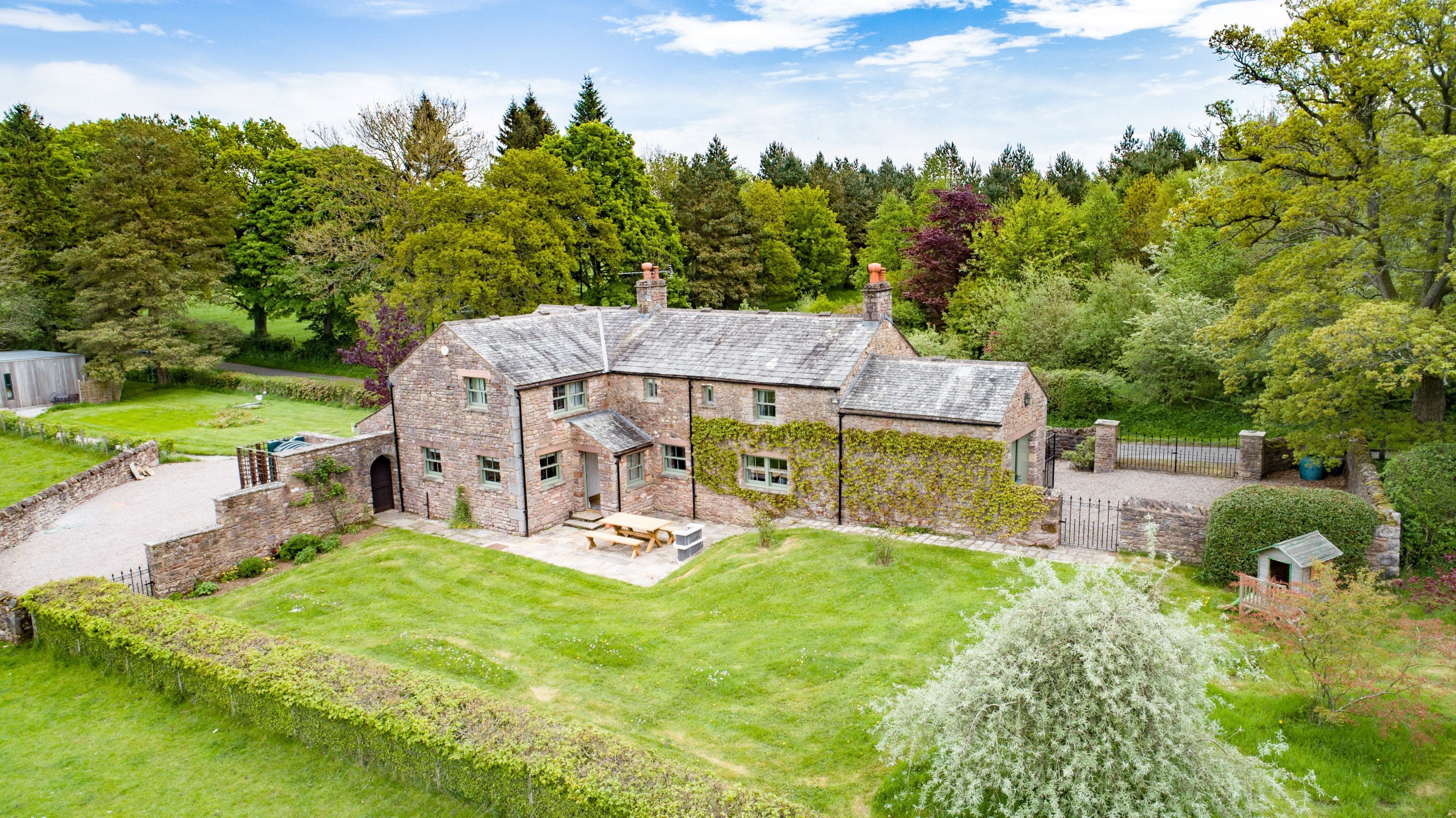 Apartment Helm Fraoch Eden: Charming 4-Bedroom Holiday Cottage with Fireplace and Private Parking, Cumbria