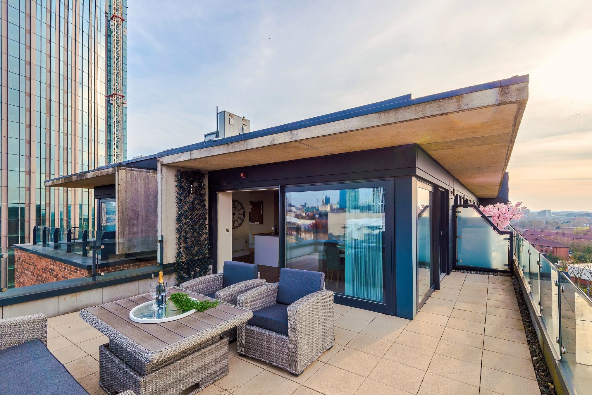 Apartment Helm Frazer Salford: Luxury 2-Bedroom Apartment with Spa and Private Parking, Manchester