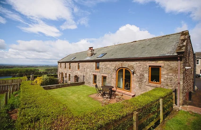 Apartment Helm Hawes Cumbria 75015: Charming 2-Bedroom Apartment with Hot Tub and Lake Views, Cumbria