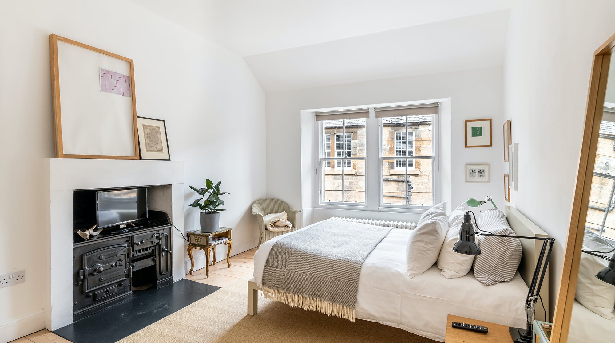 Apartment Helm Hawkhill Edinburgh: Luxury 1-Bedroom Apartment with City Views in Dean Village, Edinburgh