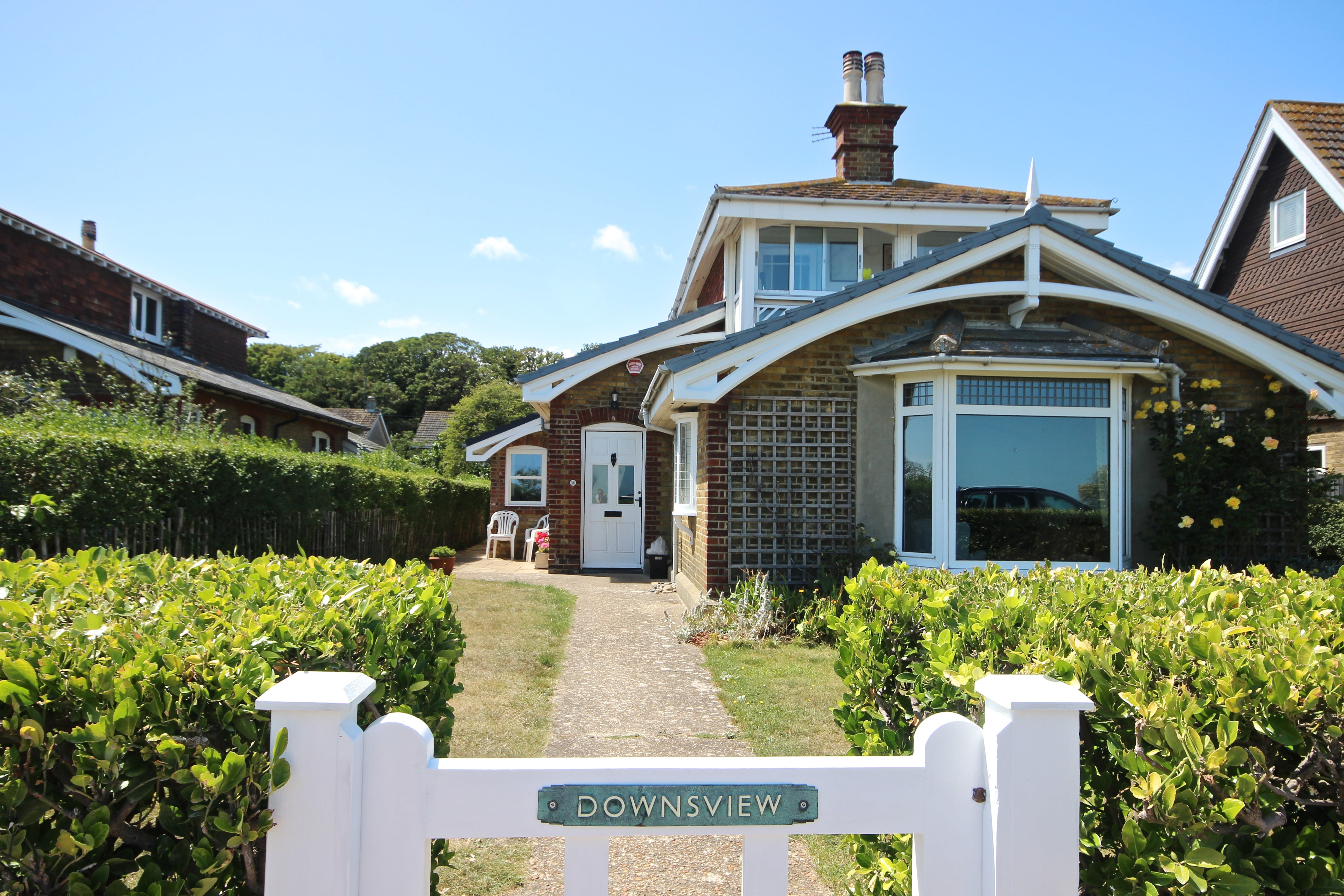 Apartment Helm Hawkinge Deal: Charming 4-Bedroom Apartment with Sea Views and Private Parking in Deal