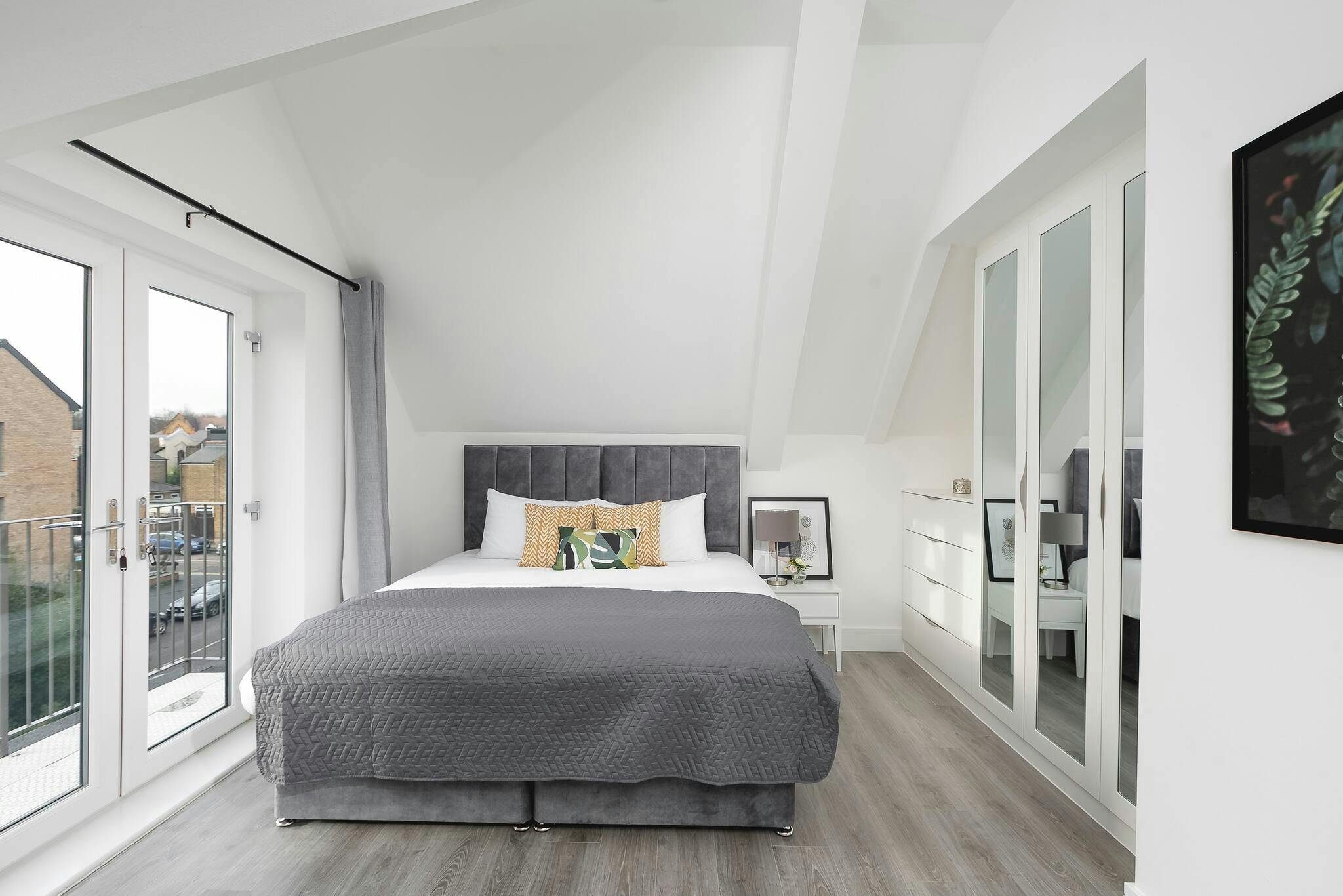 Apartment Helm Heather Belgravia: Luxury 1-Bedroom Apartment with Spa and Private Parking, Victoria London