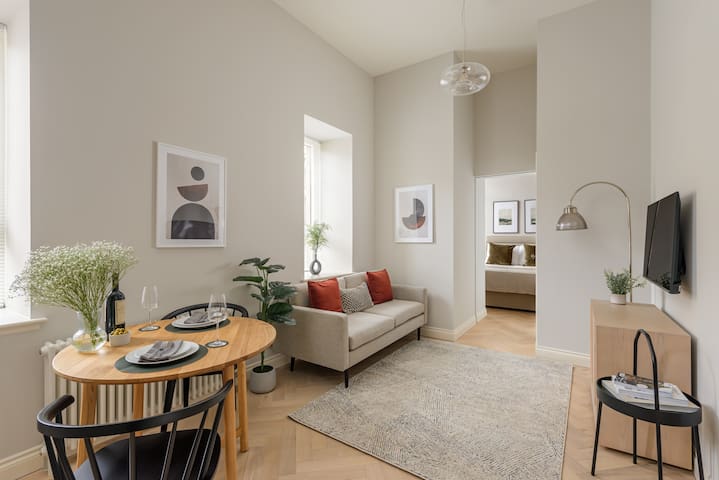 Apartment Helm Heather Canongate Edinburgh: Luxury 1-Bedroom Apartment with Private Parking, Old Town Edinburgh