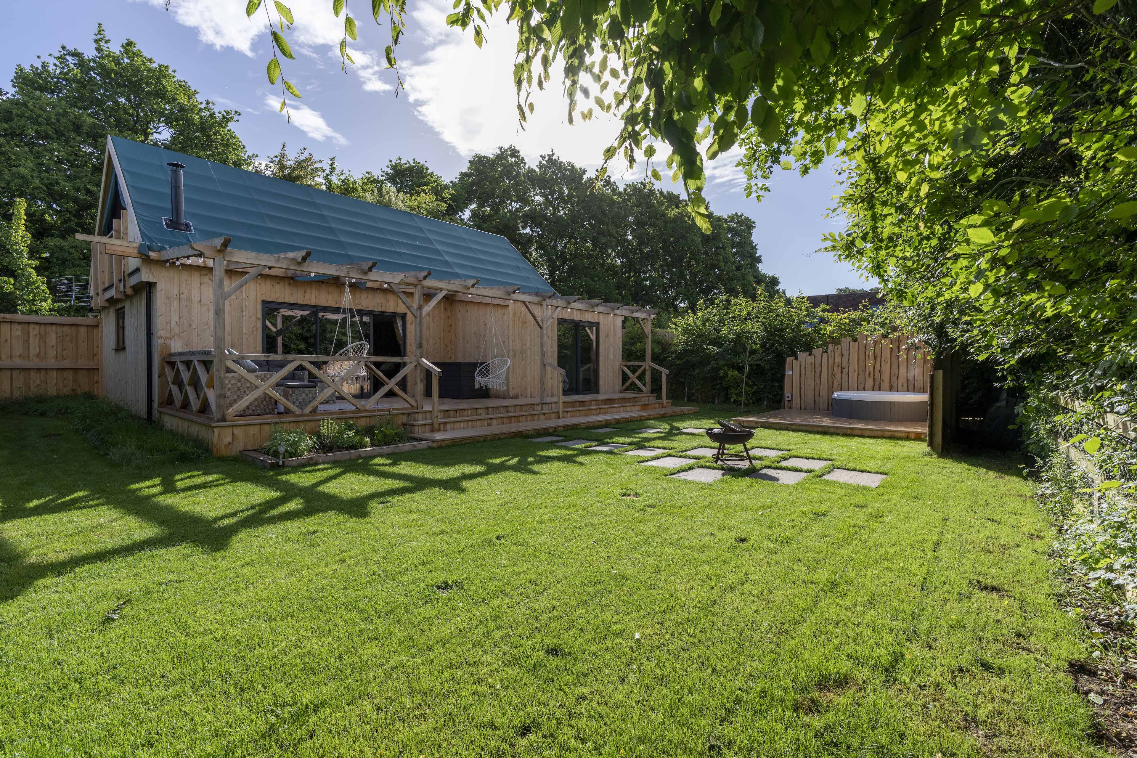 Apartment Helm Heather Hunston Chichester: Luxury 3-Bedroom Apartment with Hot Tub and Seaview, Chichester