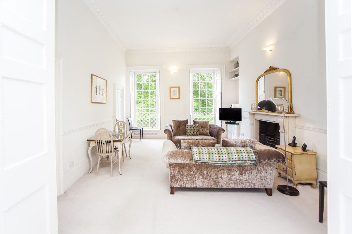 Apartment Helm Heather Lansdown Bath: Luxury 1-Bedroom Apartment with Hot Tub and Fireplace in Bath