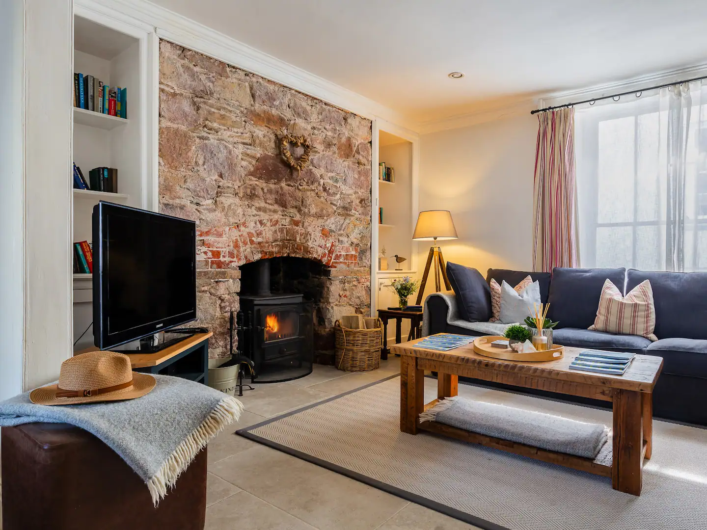 Apartment Helm Rowan Cawsand Plymouth: Luxury 5-Bedroom Apartment with Seaview and Beachfront, Plymouth