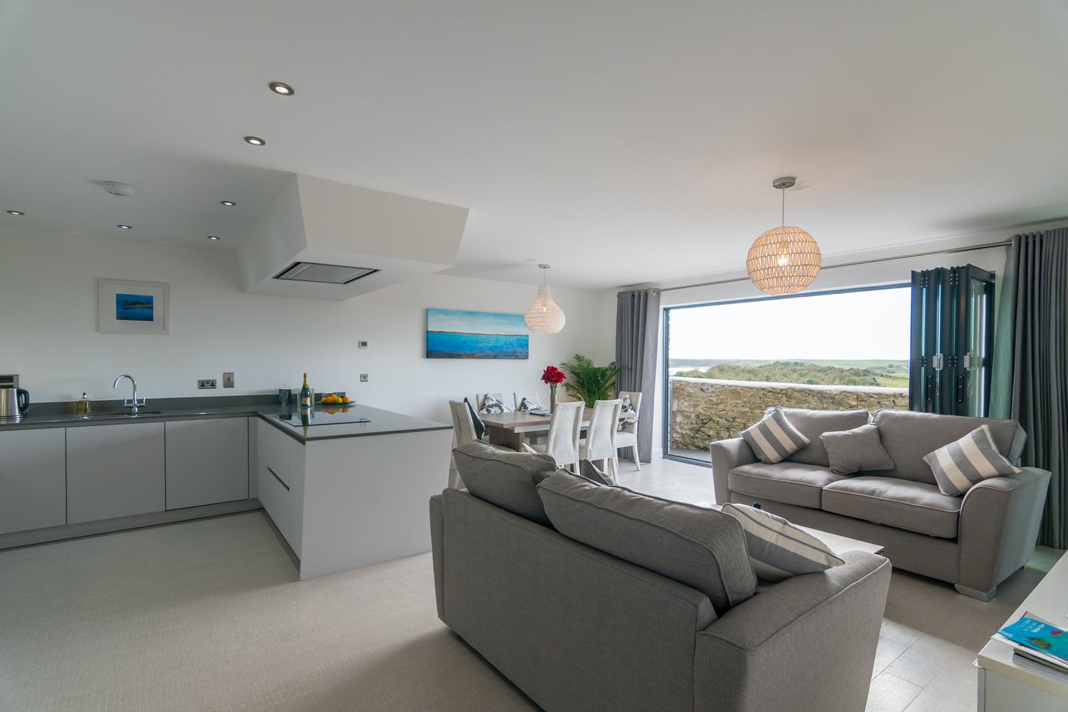 Apartment Helm Rowan Gilt Tenby: Luxury 2-Bedroom Apartment with Hot Tub and Seaview, Tenby