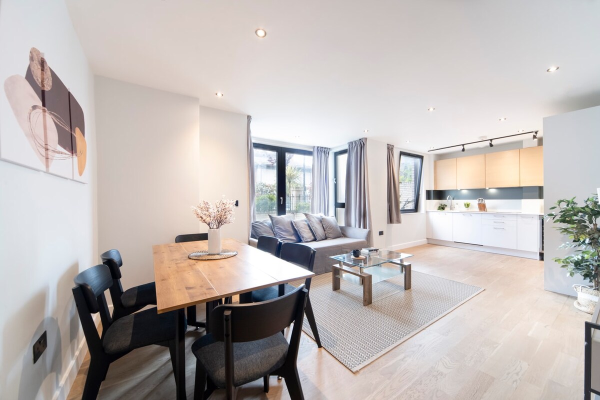 Apartment Helm Rowan Kentish Town: Luxury 2-Bedroom Apartment with Spa and Family Features, Kentish Town London
