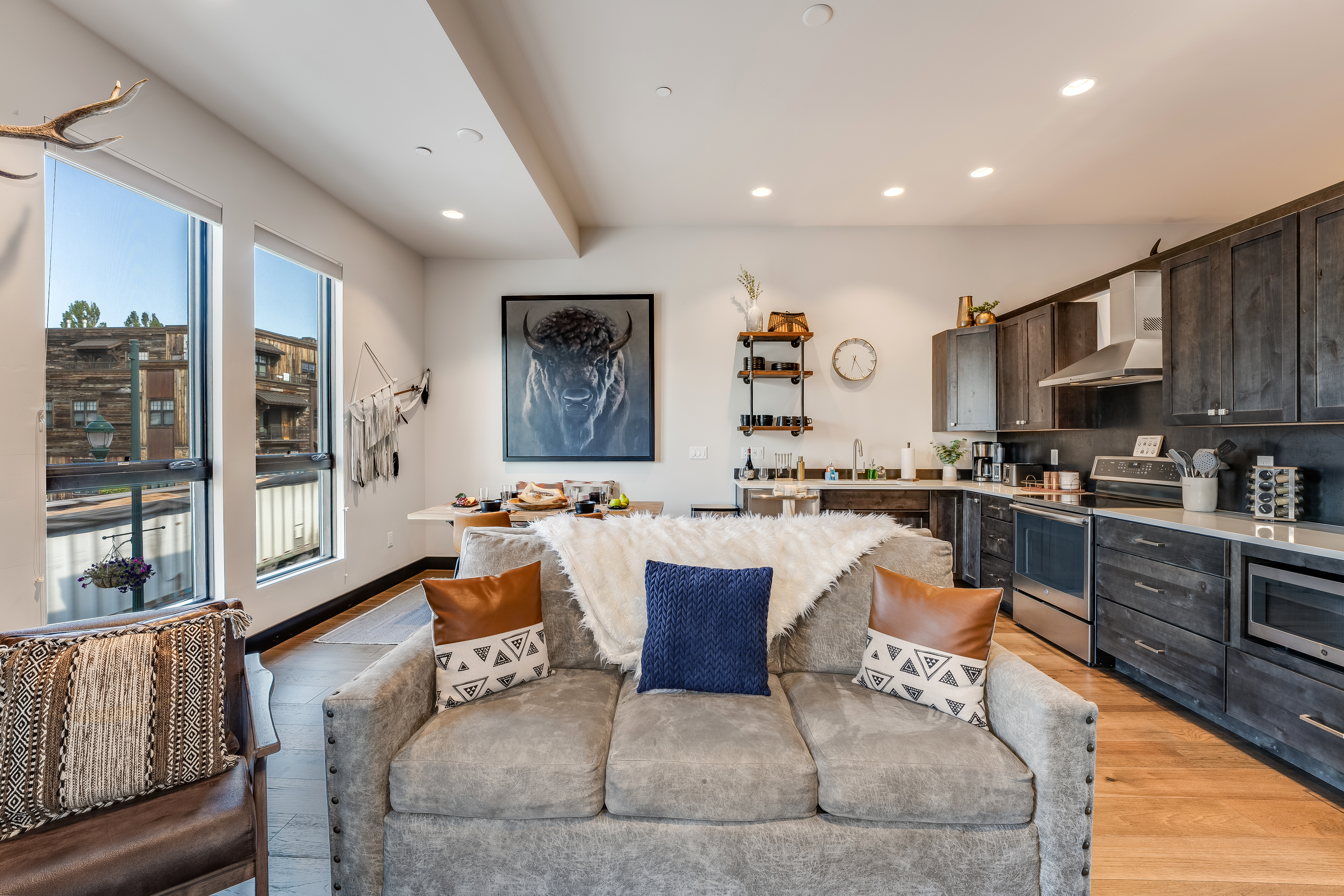 Apartment Helm Rowan Whitefish: Charming 2-Bedroom Ski Chalet Rental with Air-Con in Flathead County