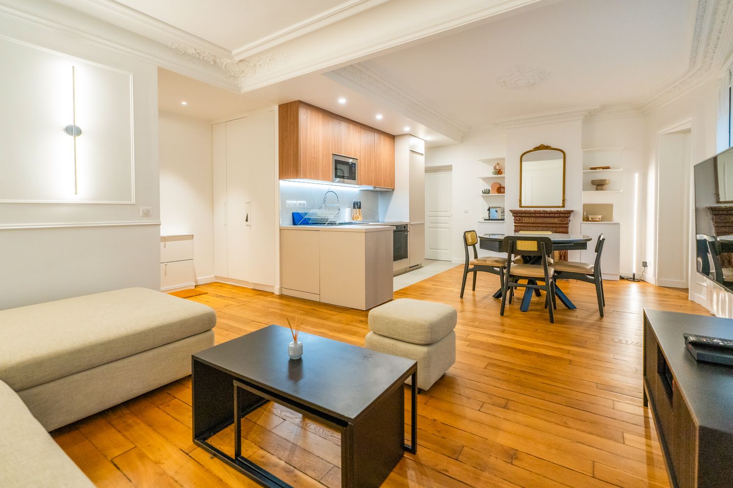 Appartement Lumière Marais Paris: 2-Bedroom Haussmannian Apartment with Spa & Fireplace in Cen