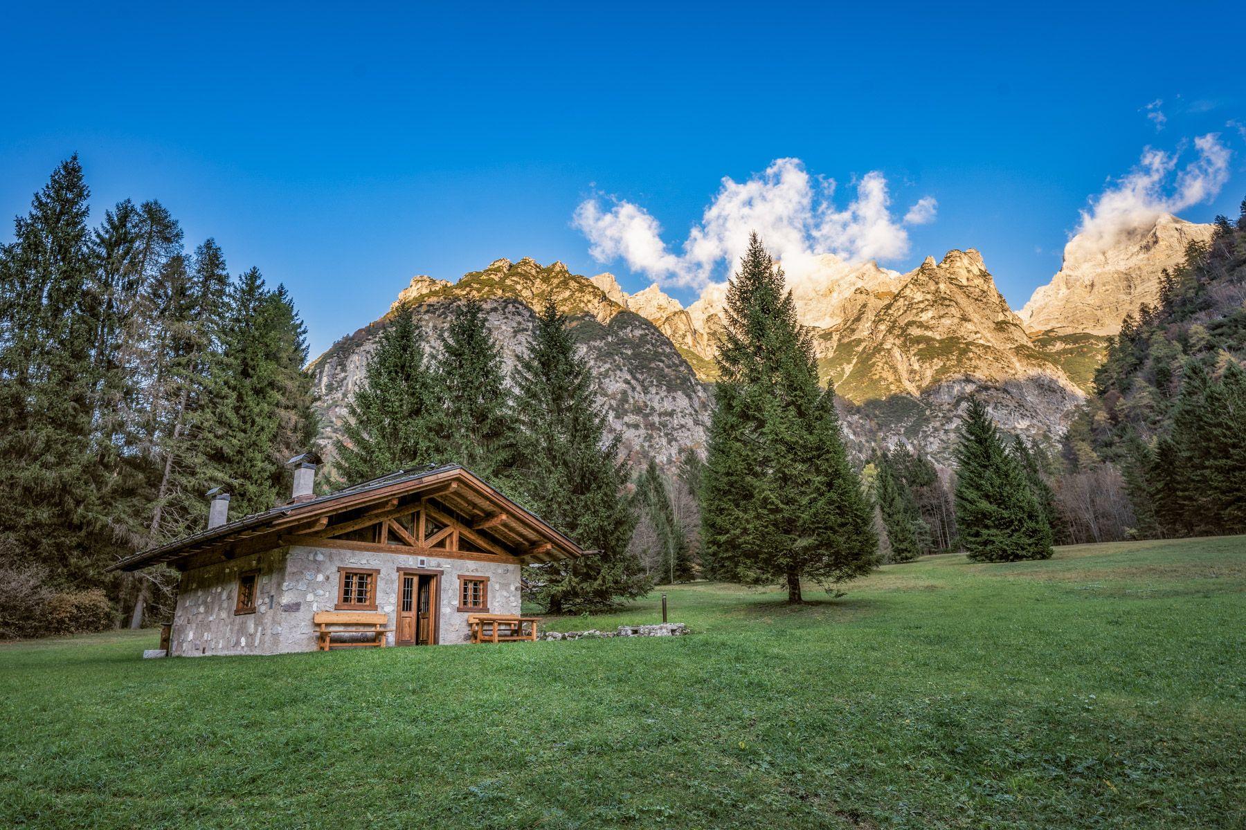 Baita Abete Ballino Comano: 2-Bedroom Dolomites Chalet Rental with Spa and Mountain View