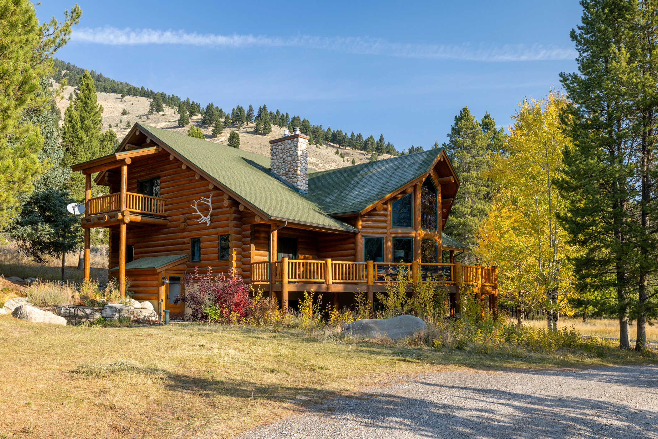 Cabin Boreas Gallatin Bridger: Ski Chalet Rental with Family-Friendly Features and Private Parking in Gallatin County Montana