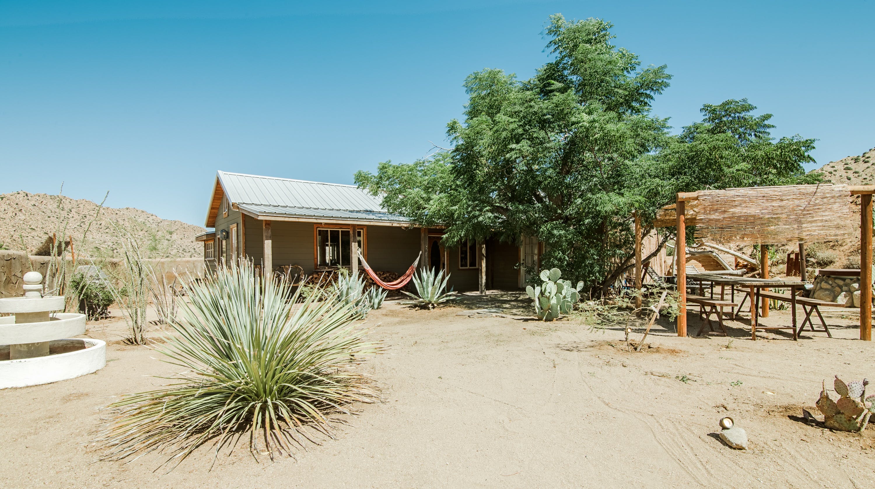 Cabin Boreas Pioneertown Yucca Valley: Luxury 2-Bedroom Cabin with Hot Tub and Pool, Yucca Valley