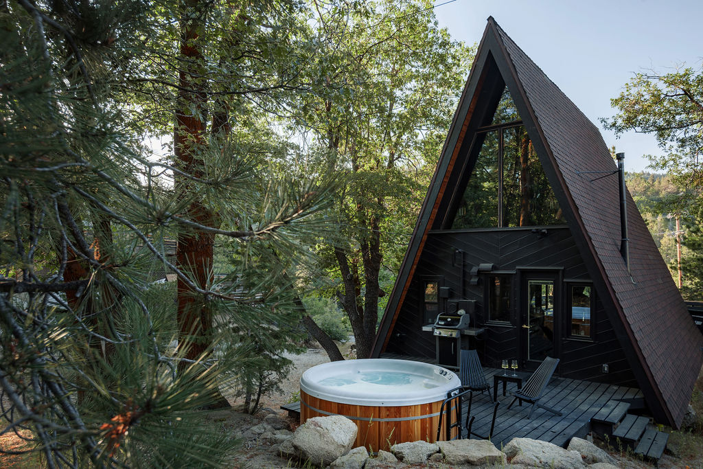 Cabin Boreas Rimrock Lake Arrowhead: Ski Chalet Rental with Hot Tub and Family-Friendly Comfort, Lake Arrowhead