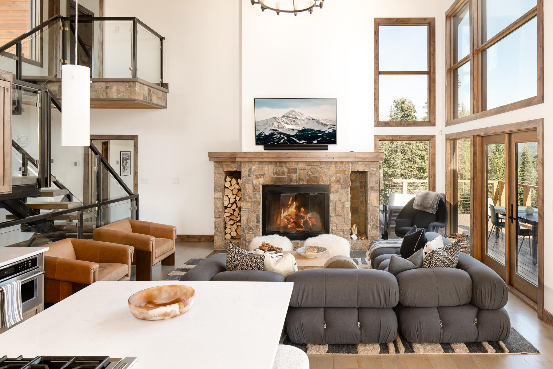 Cabin Helm Edelweiss Gallatin: Ski Chalet Rental with Hot Tub and Sauna, 6 Bedrooms, Gallatin County Montana