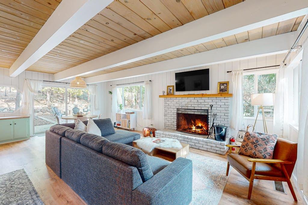Cabin Helm Pinecrest Lakearrowhead: Charming 3-Bedroom Ski Chalet Rental with Fireplace and Sauna, Lake Arrowhead