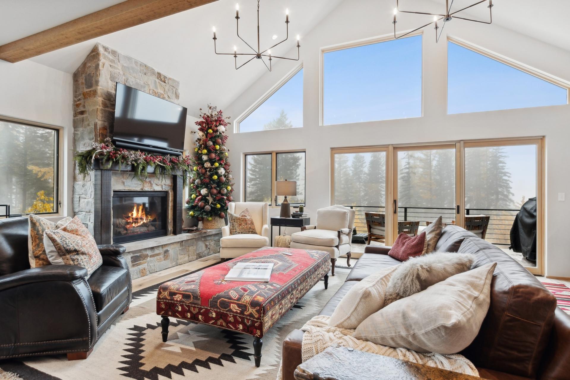 Cabin Helm Rowan Flathead: Ski Chalet Rental with Hot Tub and Mountain Views, 4 Bedrooms, Flathead County Montana
