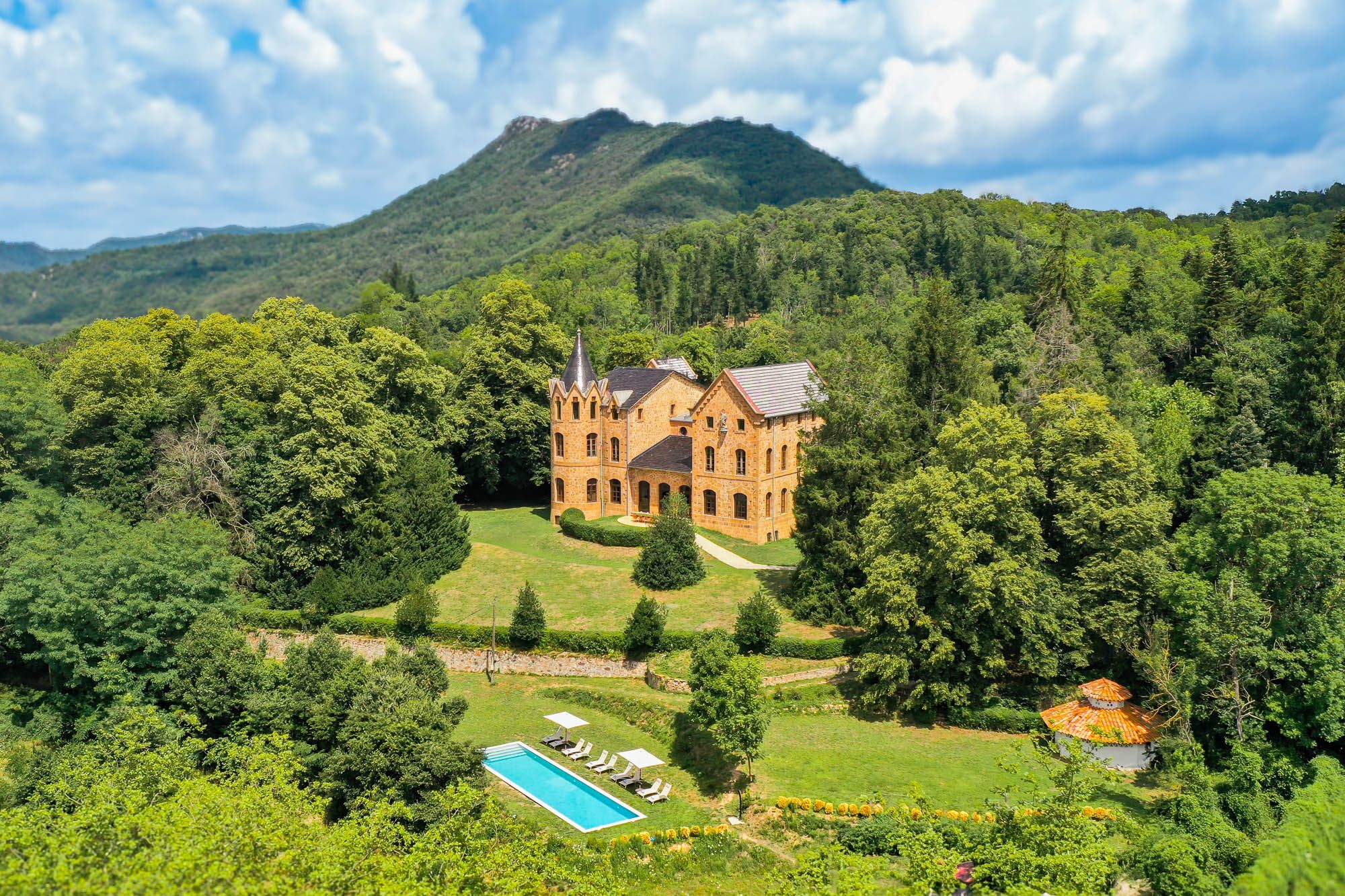 Castell Roure Osor SantHilari: 12-Bedroom Historic Castle Rental with Spa and Grounds in Sa
