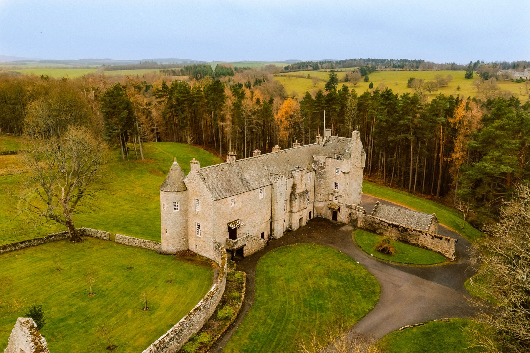 Castle Thistle Dryburgh Melrose: 9-Bedroom Historic Castle with Spa and Tennis Court in the S