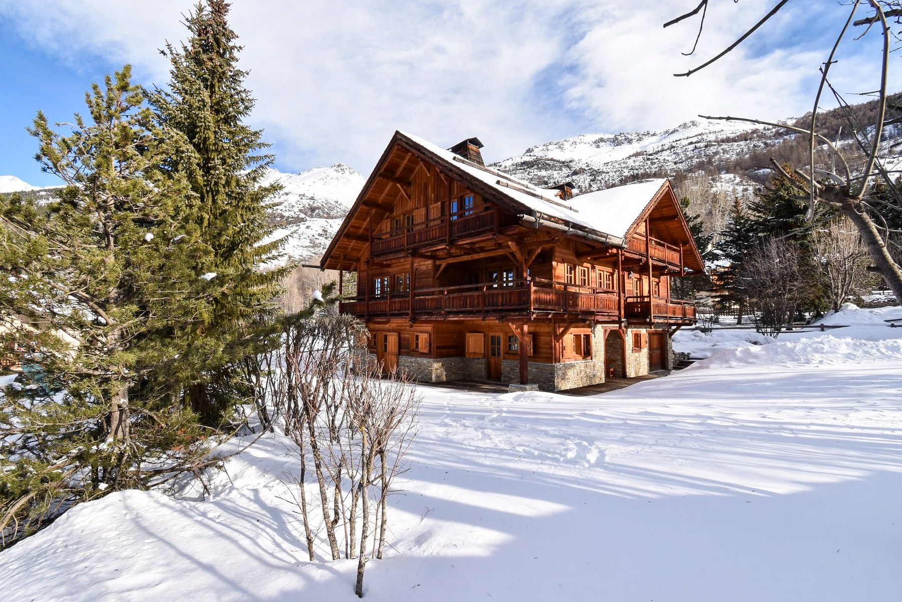 Chalet Arolle Sallé Monêtier: 6-Bedroom Alpine Chalet with Sauna and Mountain Views in Ser