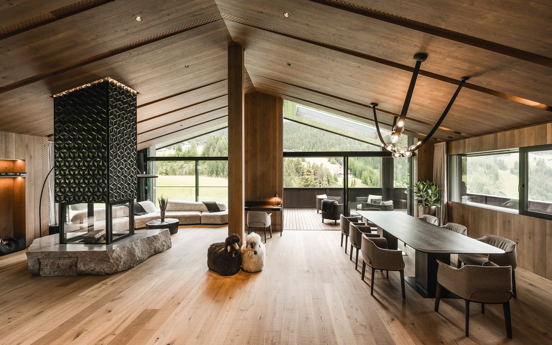 Chalet Cristallo Ciampinoi Selva: 4-Bedroom Ski Chalet with Private Spa and Dolomite Views in