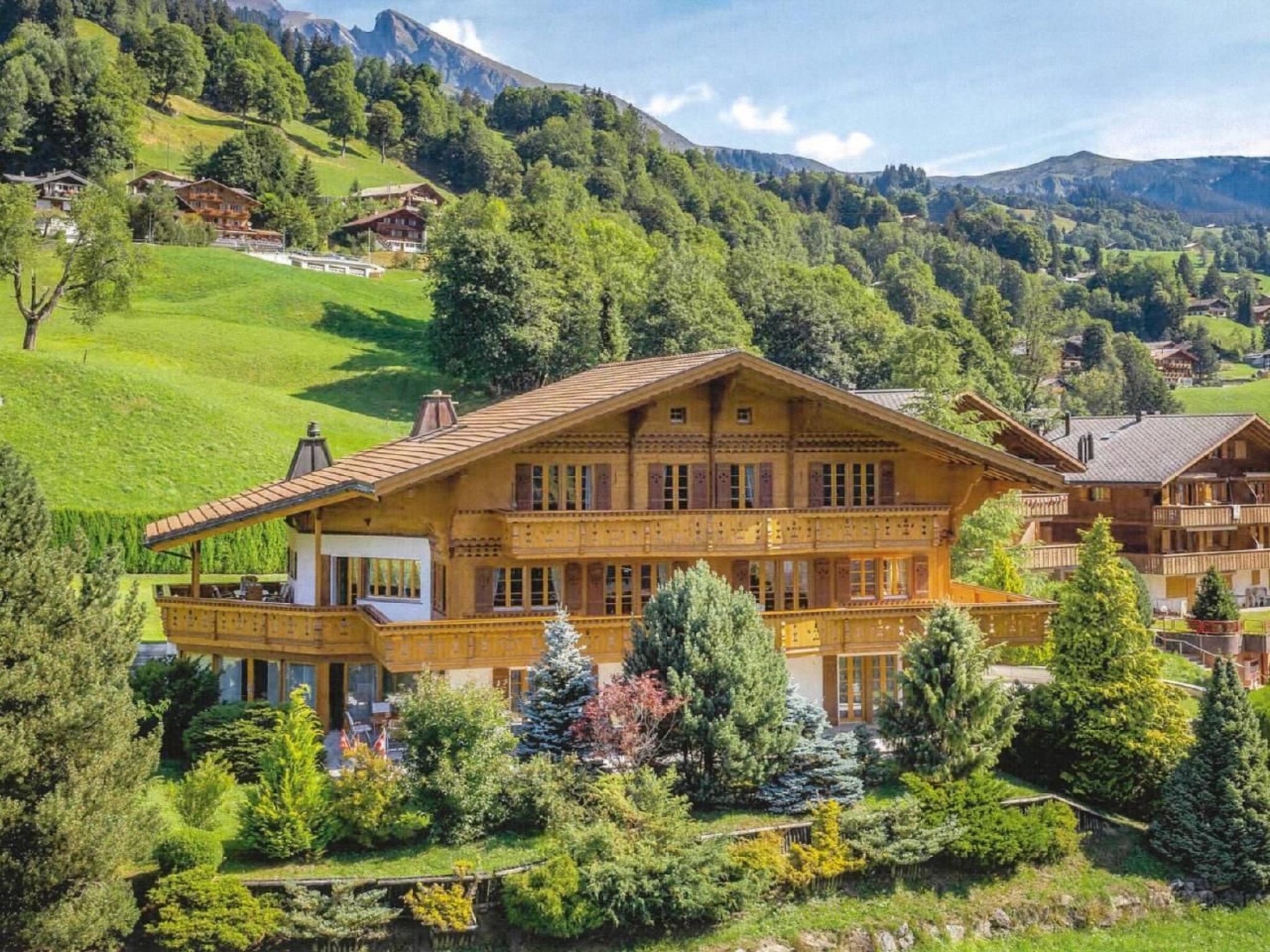 Chalet Kirchweid Grindelwald: Spacious 5-Bedroom Luxury Chalet with Mountain Views for Ten Guests in Grindelwald