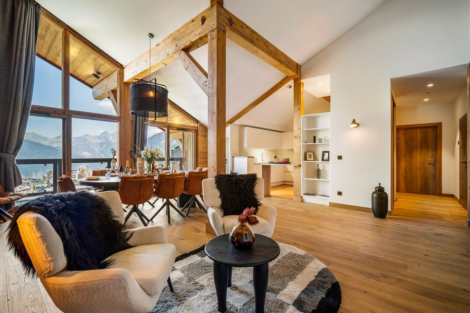 Chalet Lumière Bellecôte Courchevel: 4-Bedroom Ski-In Chalet Apartment with Panoramic Mountain Vi