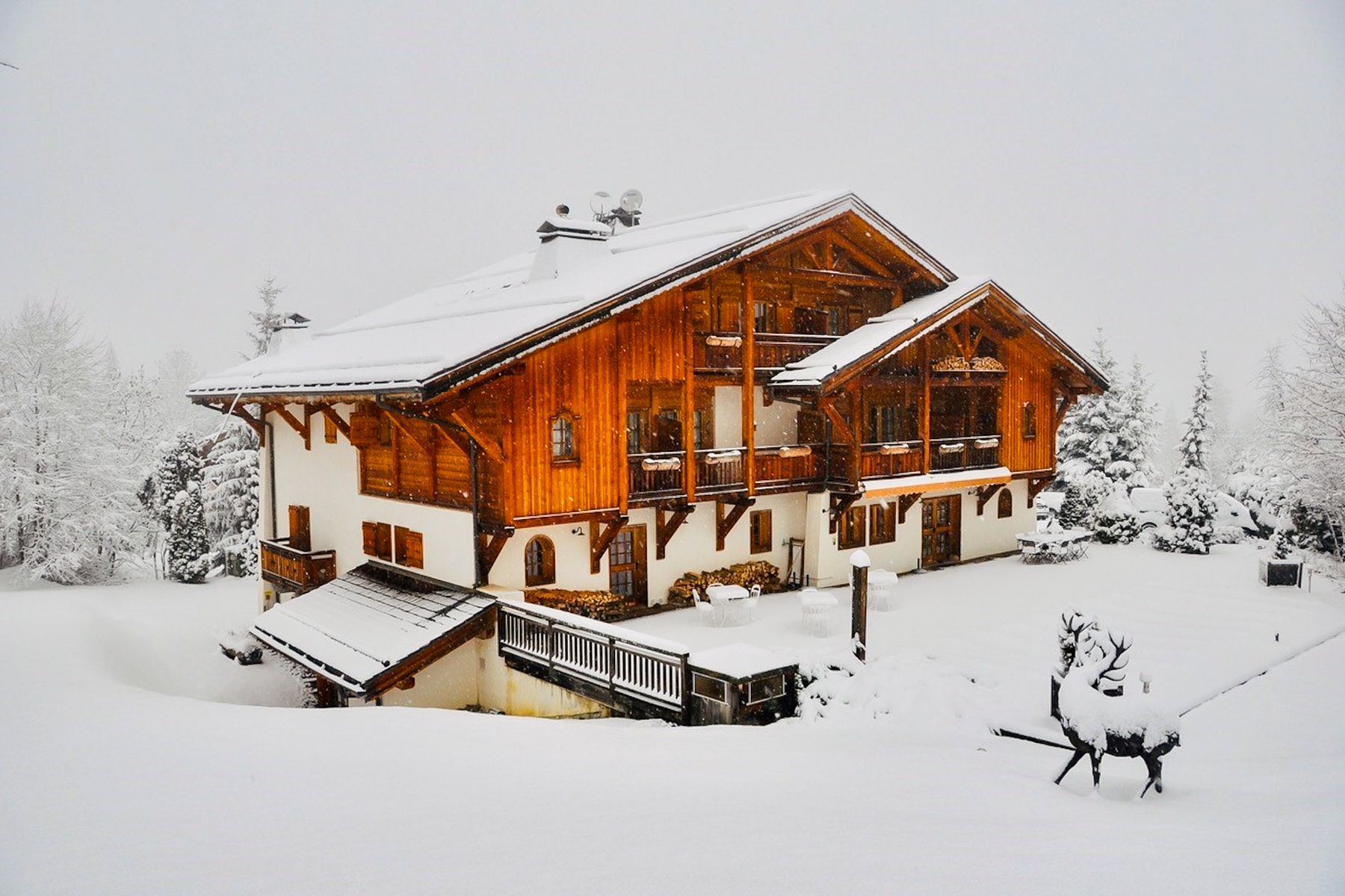 Chalet Lumière Cuchet Combloux: 12-Bedroom Ski Chalet with Heated Pool and Mont Blanc Views