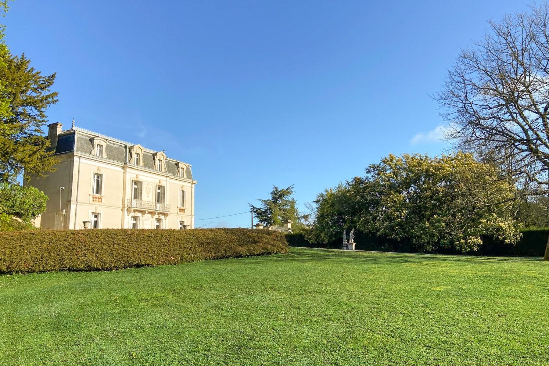 Château Ambroisie Briand Luxé: 6-Bedroom Château with Heated Pool, Tennis Court & Spa in Lu