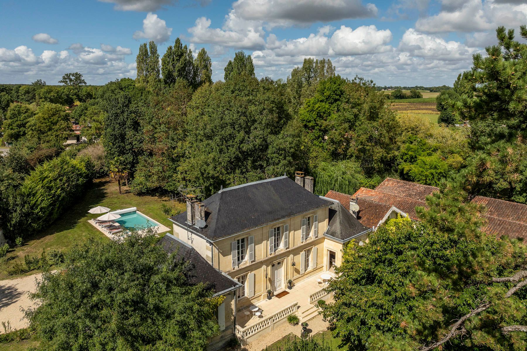 Château Cristallin Saint-Jacques Cognac: 4-Bedroom Villa with Spa, Tennis Court & Historic Charm in C