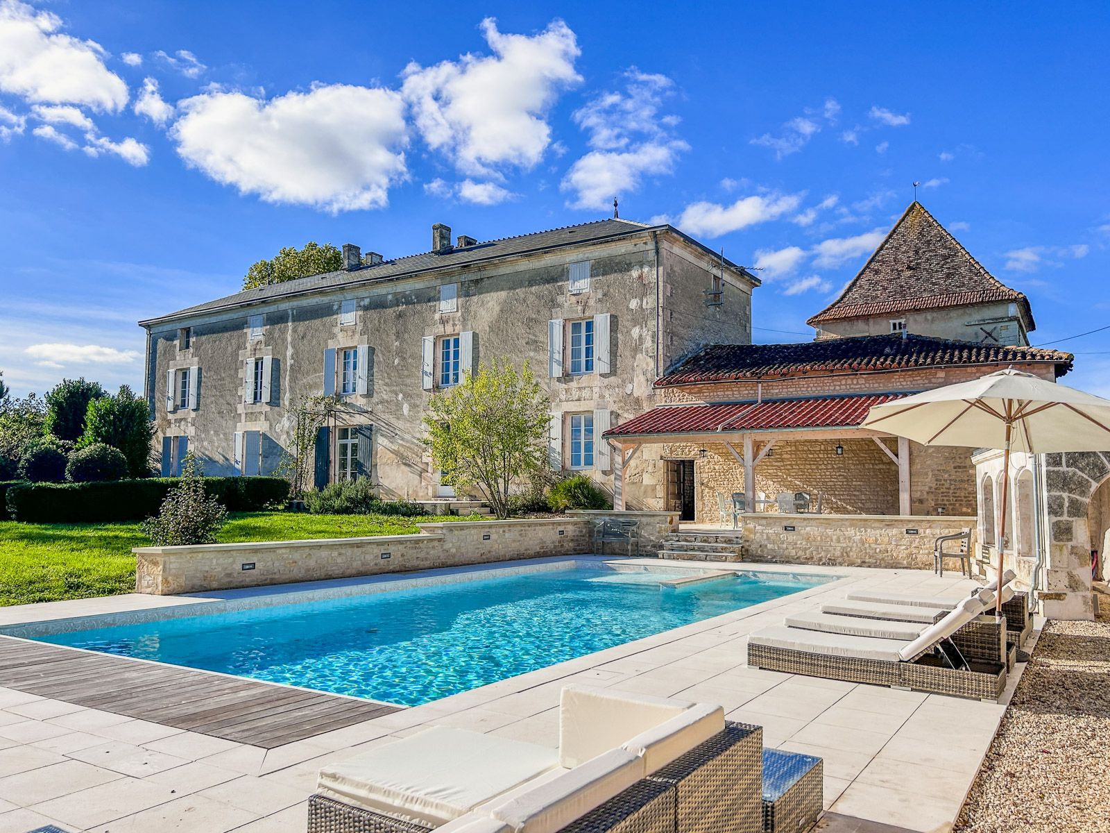 Château Dorée Aigre Ambérac: 4-Bedroom Historic Villa with Heated Pool, Tennis Court & Sp