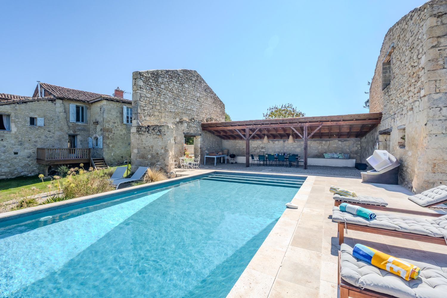 Château Lavande Merigoux Mauroux: 4-Bedroom Restored Farmhouse with Heated Pool and Countrysid